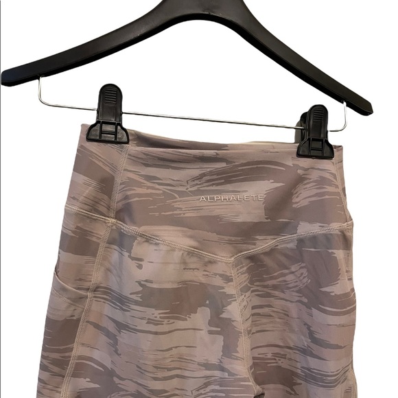 Alphalete Desert Canvas Camo Surface Pocket Leggings - Picture 3 of 4